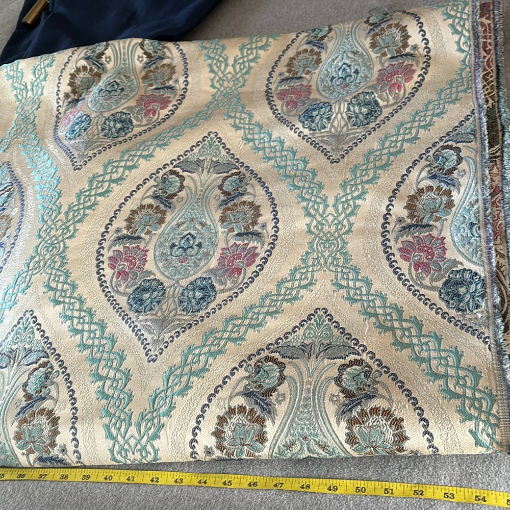 Damask jacquard heavy weight woven fabric (upholstery, drapes)